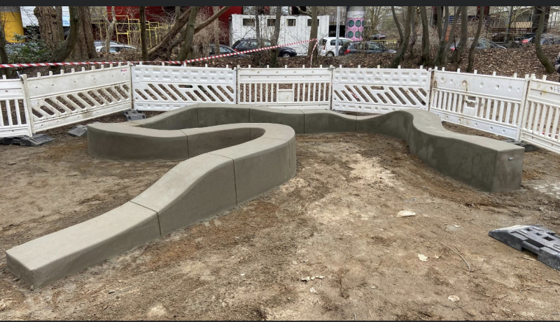 Nestandartinis-lauko-suoliukas-is-betono